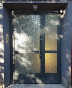 porte métallique avec partie vitrée, contrôle d'accès, badges Vigik