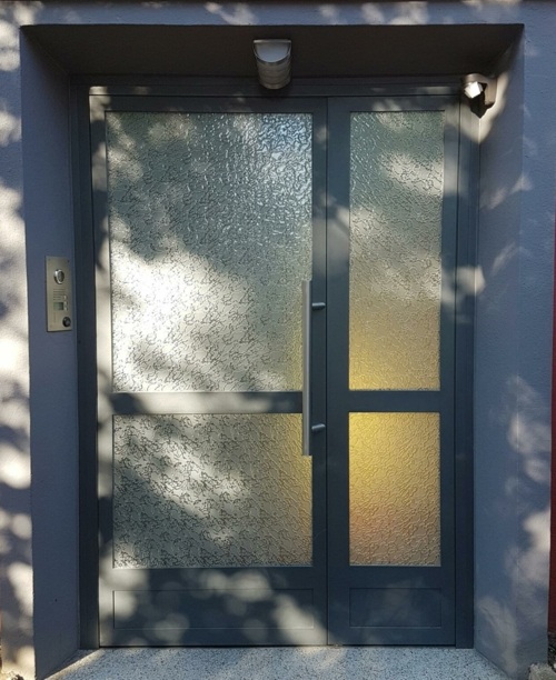 porte métallique avec partie vitrée, contrôle d'accès, badges Vigik